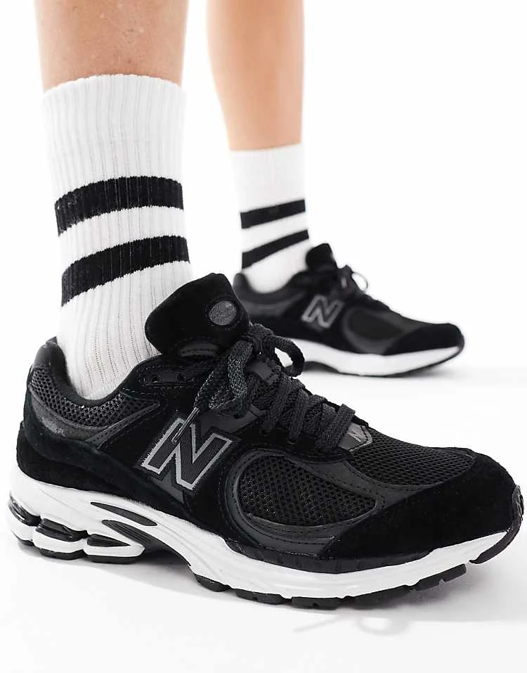 New Balance 2002 Trainers In Black And White For Unisex Black/white 5 New Balance 2002 Trainers In Black And White For Unisex Black/white - Image 3