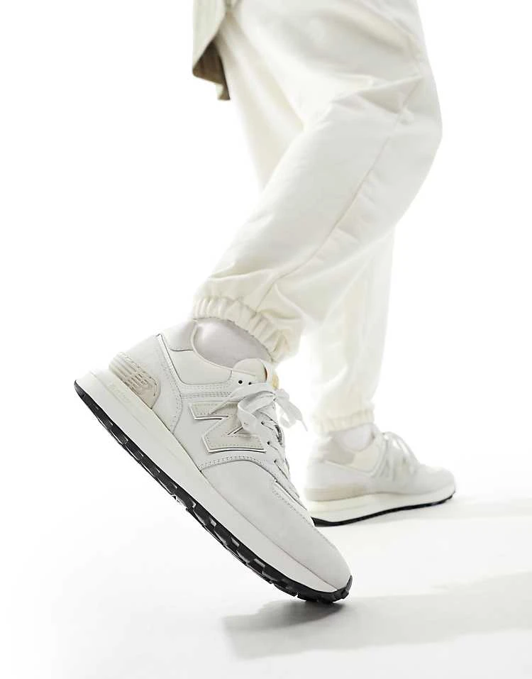 New Balance 574 Trainers In Light Grey For Unisex 8 New Balance 574 Trainers In Light Grey For Unisex - Image 6